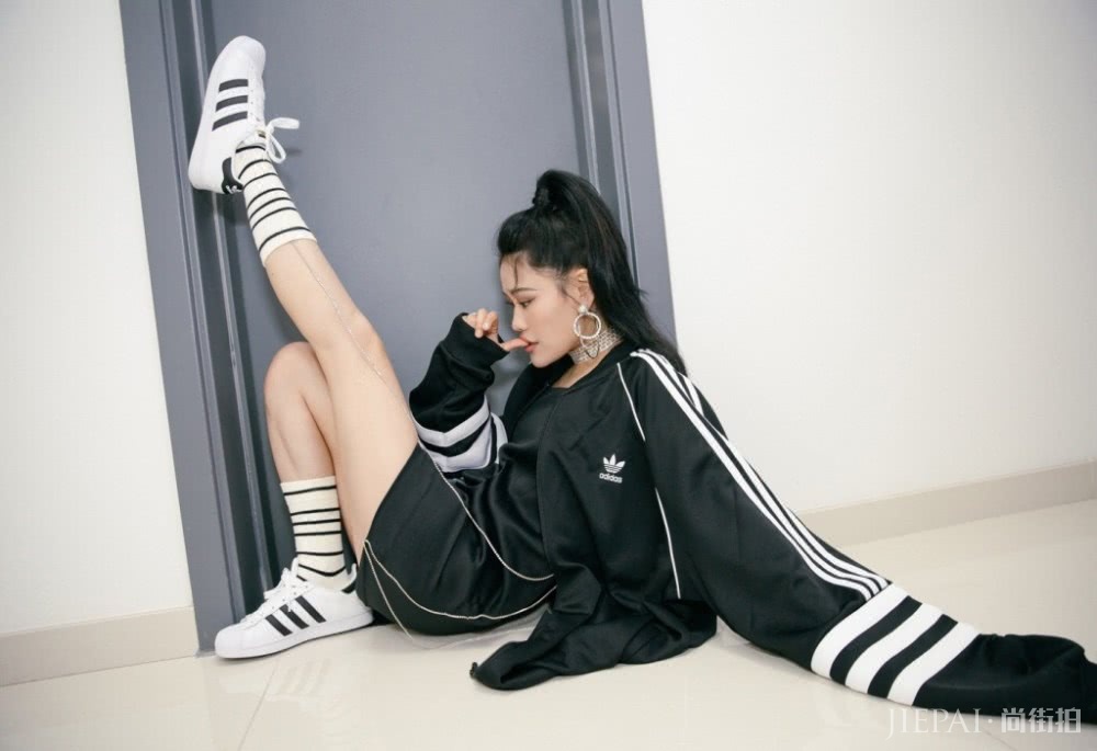 Ԭ�ά��ɫ����ȹ���͸�����£��⳱��һ���˲�����